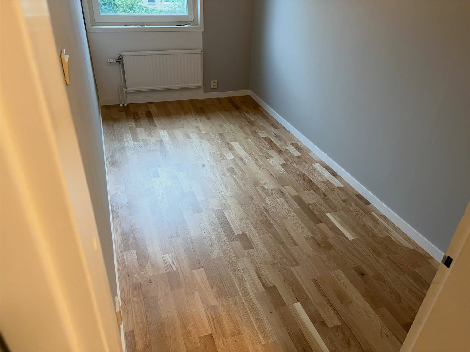 Nylagd parkett med monterad golvsockling, bild 2