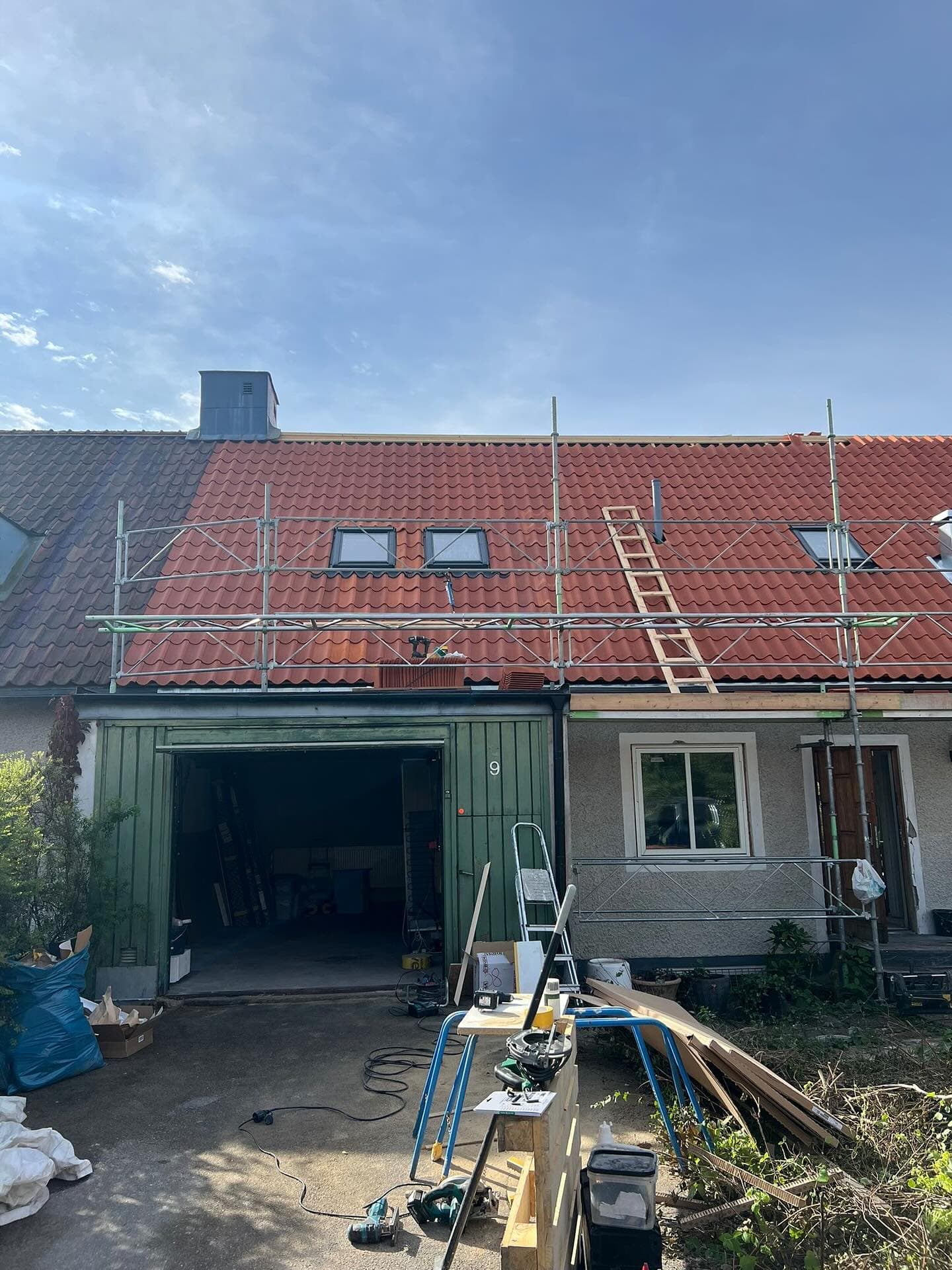 Tak i lertegel under renovering