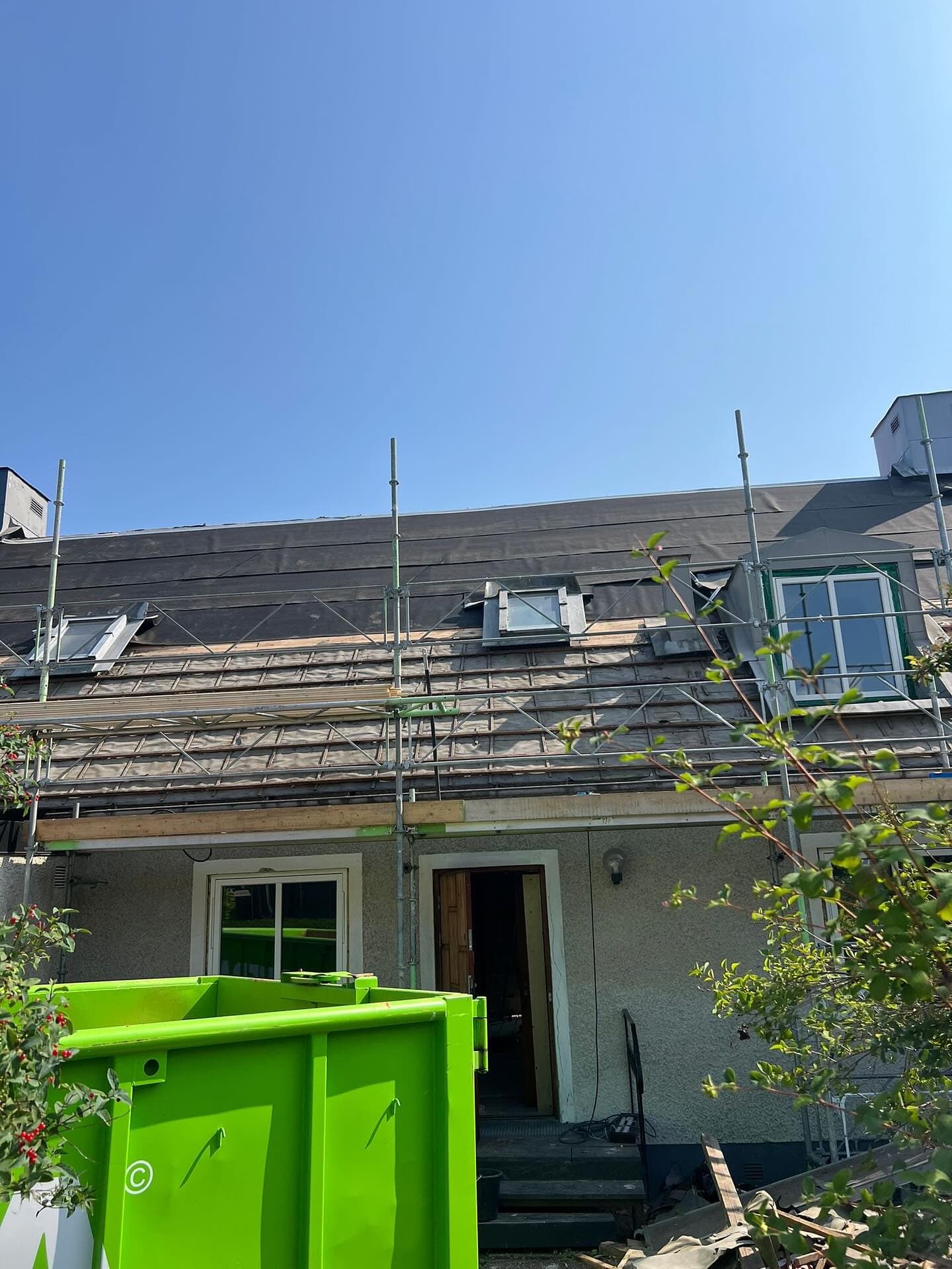 Tak i lertegel under renovering, bild 3